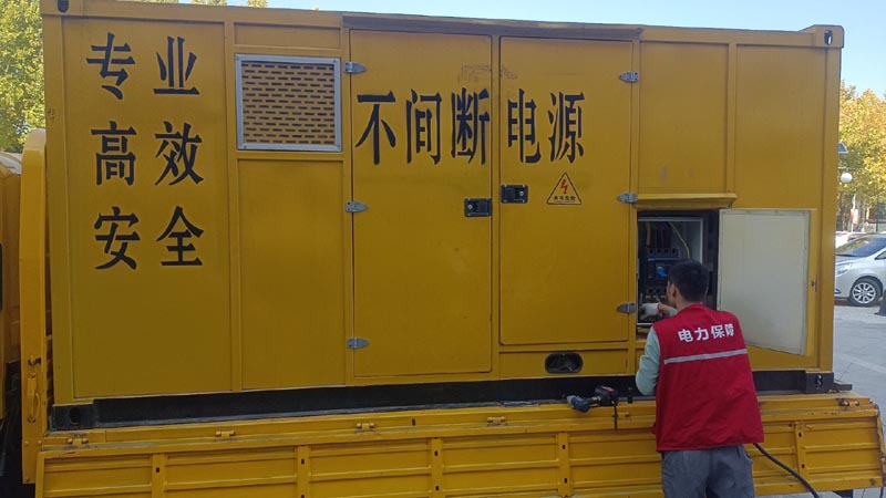 左贡柴油发电机组和UPS电源配合使用时，如何避免切换过程中的电力中断？